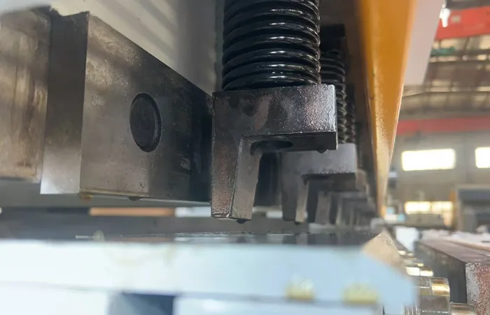 QC11Y-12x2500mm Hydraulic Gusseter Shearing Machine