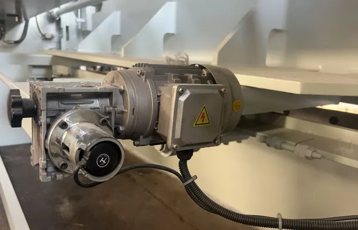 QC11Y-12x2500mm Hydraulic Gusseter Shearing Machine