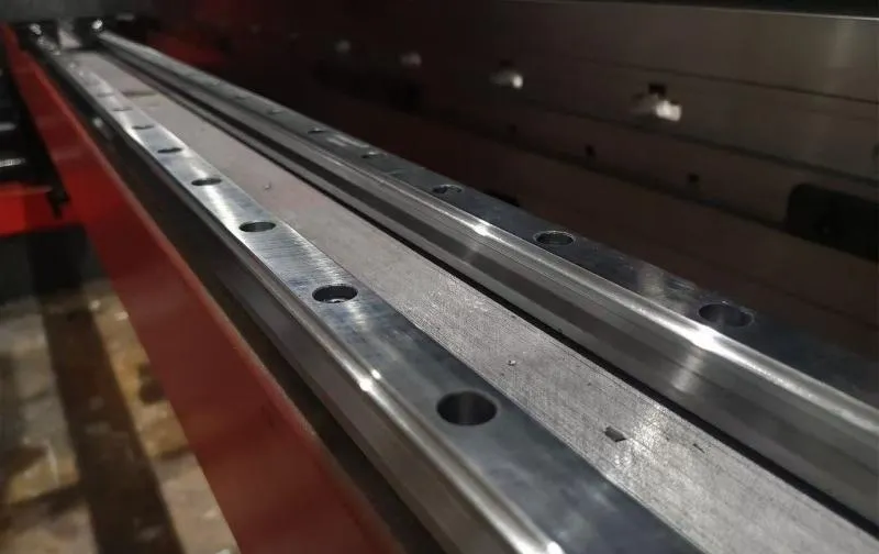 Double straight guide rails and integrated support frame, enhancing the accuracy of finger movement