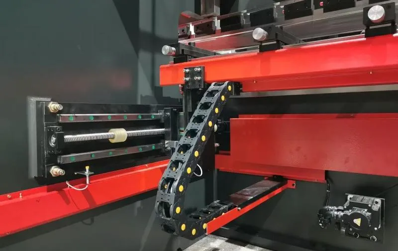 Servo motor-driven gauge: The servo-driven gauge system enhances speed and energy efficiency.