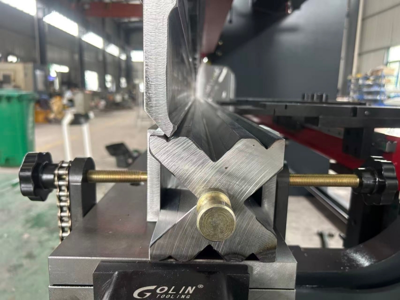 170t-3200mm-cnc-bending-machine-details-7.jpg