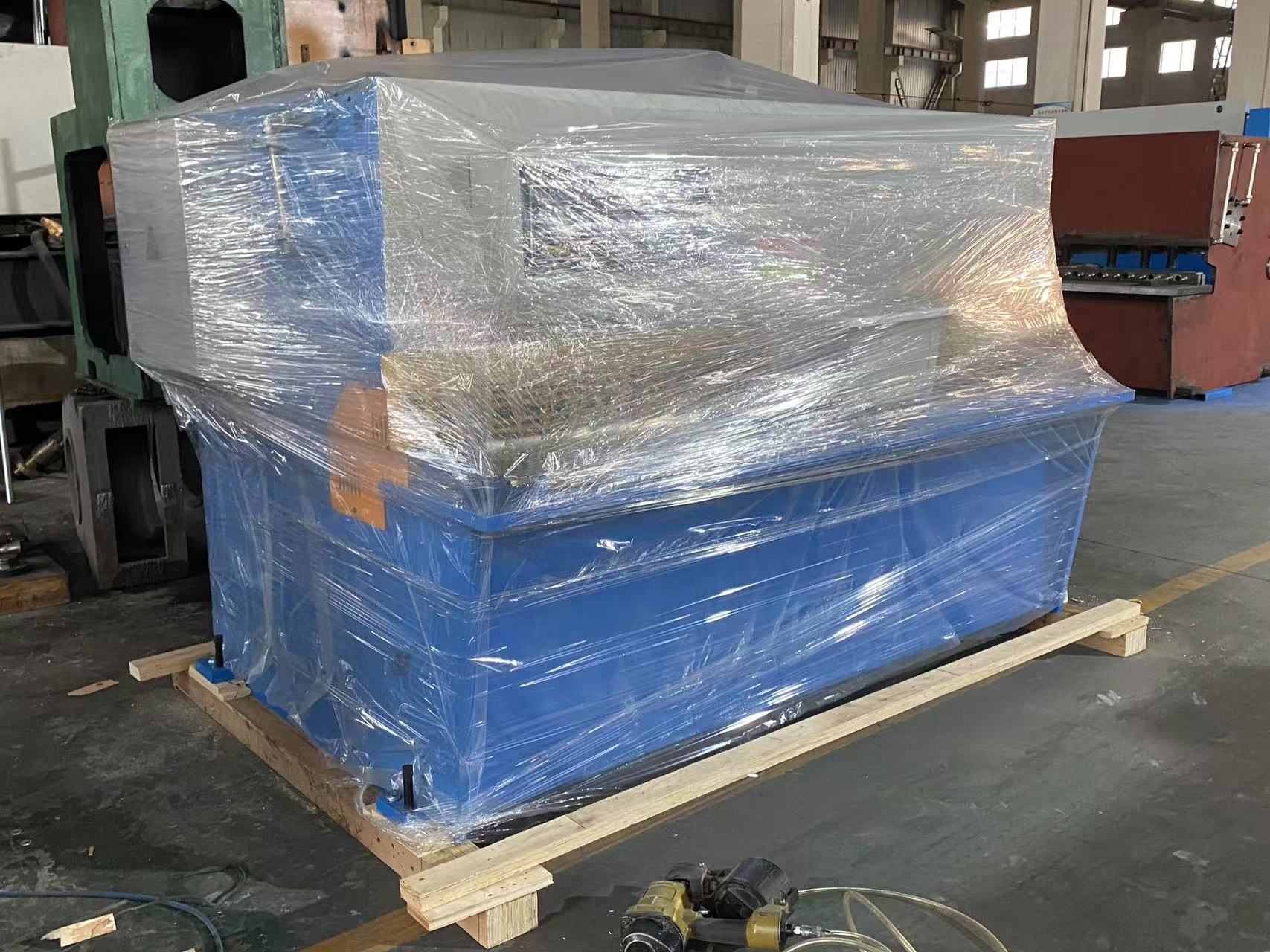 300T 4000mm CNC press brake wrapped in protective film for export to Malaysia