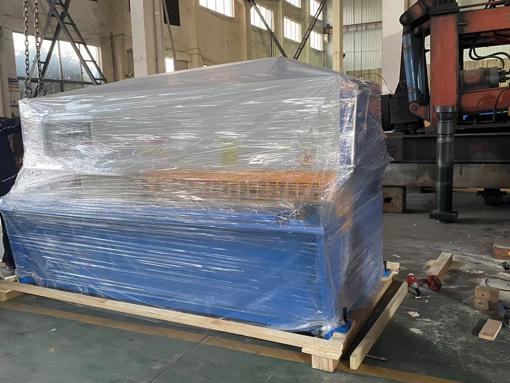 300T 4000mm CNC press brake wrapped in protective film for export to Malaysia