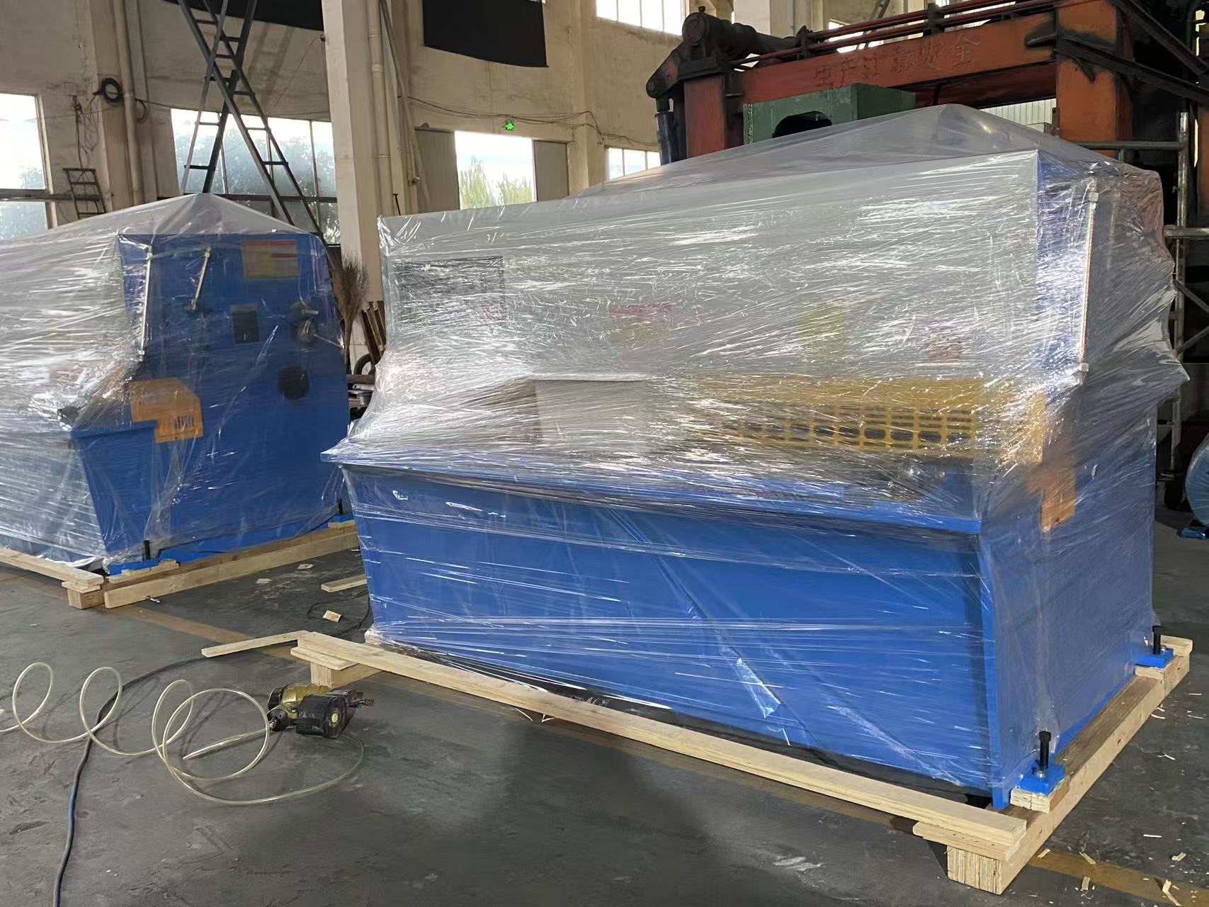 300T 4000mm CNC press brake wrapped in protective film for export to Malaysia