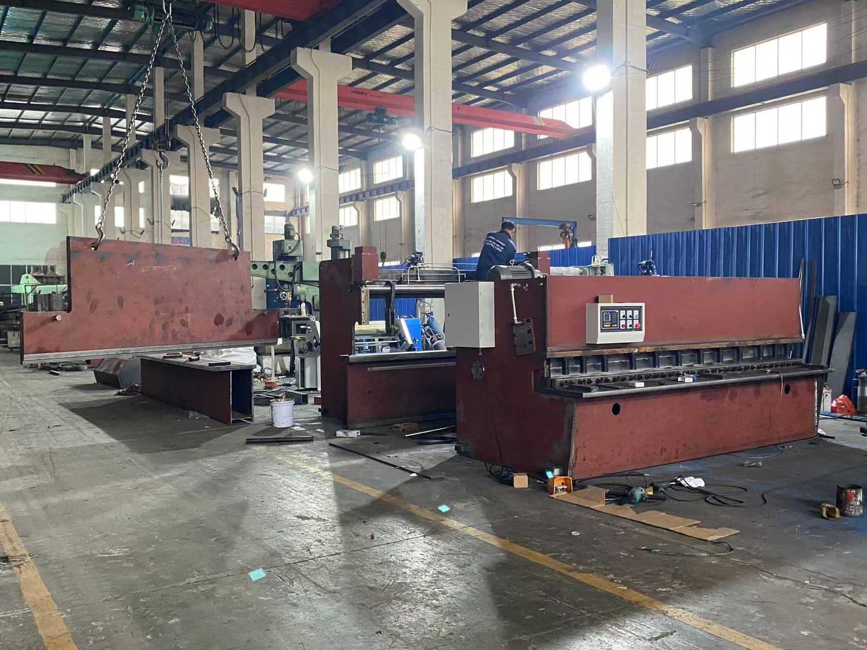 High precision hydraulic shearing machine with digital controller on factory floor High precision hydraulic shearing machine with digital controller on factory floor