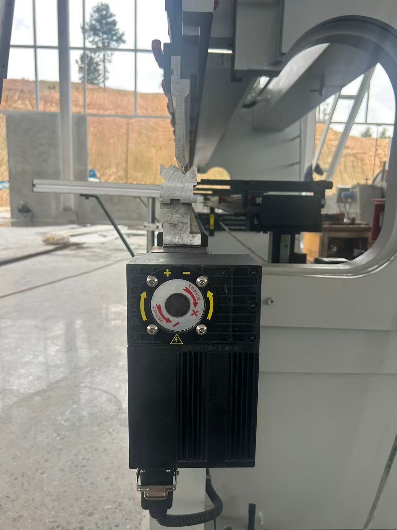 220t-6100mm-cnc-press-brake-delivered-wuhan-sheet-metal-bending-3.jpg 220t-6100mm-cnc-press-brake-delivered-wuhan-sheet-metal-bending-3.jpg