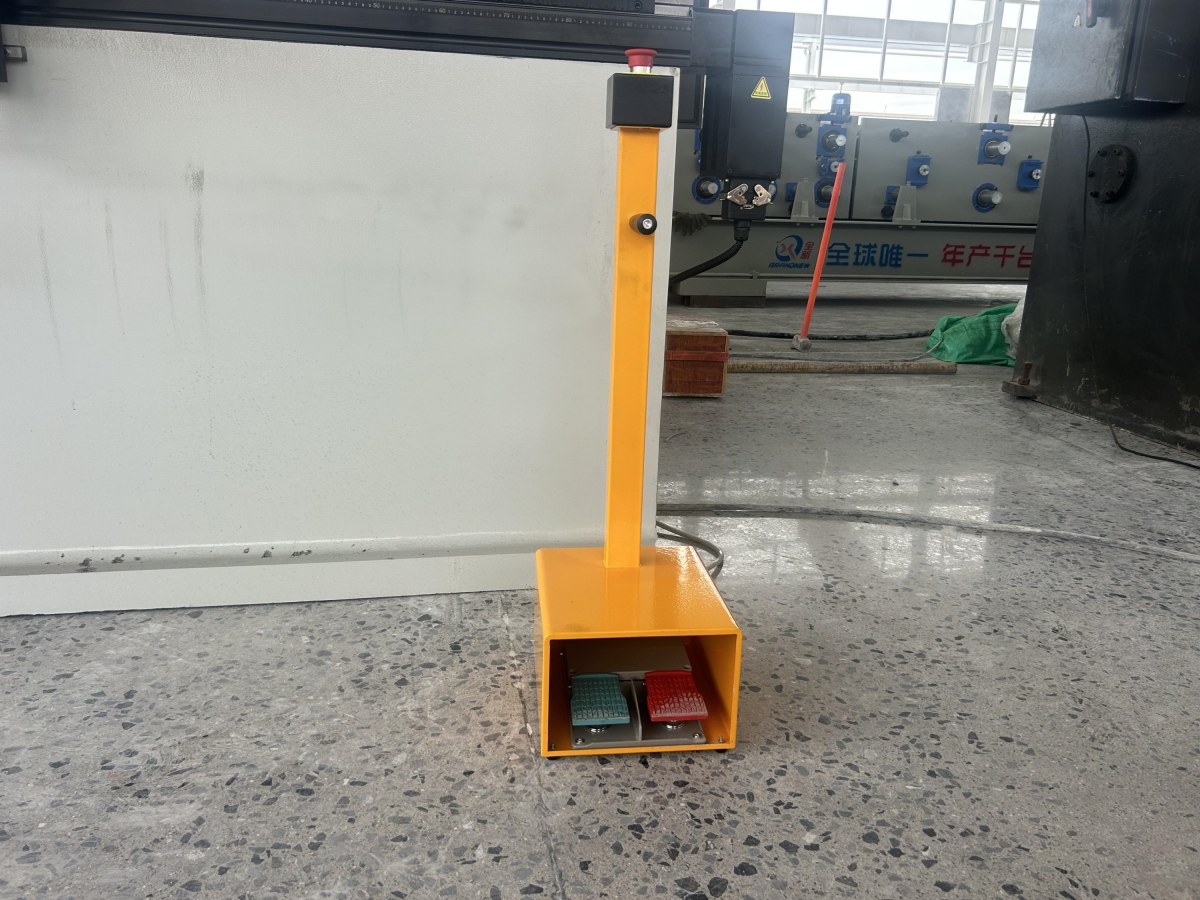 220t-6100mm-cnc-press-brake-delivered-wuhan-sheet-metal-bending-7.jpg 220t-6100mm-cnc-press-brake-delivered-wuhan-sheet-metal-bending-7.jpg