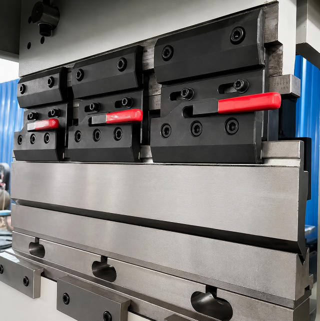 precision-matching-improves-efficiency-nantong-baizhuo-teaches-you-how-to-choose-cnc-press-brake-dies-correctly-1.jpg