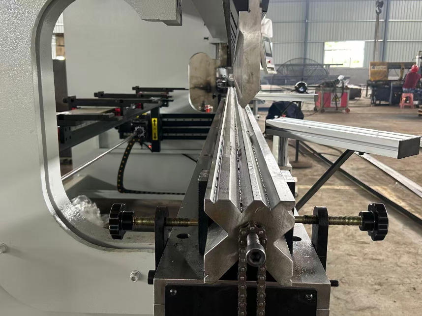 precision-matching-improves-efficiency-nantong-baizhuo-teaches-you-how-to-choose-cnc-press-brake-dies-correctly-2.jpg